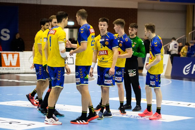 Piłkarze ręczni Łomży Vive Kielce wygrali przedostatni w tym roku mecz PGNiG Superligi, pokonując w Piotrkowie Trybunalskim miejscowego Piotrkowianina 38:32. Mistrzowie Polski słabo zaprezentowali się w obronie, rywale rzucili im aż 32 bramki, co jest rekordem kielczan w tym sezonie w krajowych rozgrywkach. Tyle samo goli zaaplikował im dwa dni wcześniej w Lidze Mistrzów Paris Saint-Germain HB. Na usprawiedliwienie - nasi zawodnicy mogli być zmęczeni meczem w Paryżu i podróżą, a defensywa grała w kilku eksperymentalnych zestawieniach. Pod kolejnymi zdjęciami wystawiliśmy naszym zawodnikom oceny za pojedynek w Piotrkowie.Zobacz kolejne zdjęcia. Przesuwaj zdjęcia w prawo - naciśnij strzałkę lub przycisk NASTĘPNE GDZIE SĄ CHŁOPCY Z TAMTYCH LAT, CZYLI CO DZIŚ ROBIĄ BYŁE GWIAZDY VIVE KIELCE [ZDJĘCIA] [B]POLECAMY RÓWNIEŻ:[/B][tabela][tr][td sz=300]IGOR KARACIĆ SIĘ ZARĘCZYŁ. ZOBACZ JEGO PIĘKNĄ WYBRANKĘ[/td][td sz=300]PIĘKNOŚĆ Z UKRAINY. ZOBACZ PARTNERKĘ ARTIOMA KARALIOKA[/td][/tr][td]BYŁY ZAWODNIK VIVE KIELCE JEST CZOŁOWYM POKERZYSTĄ ŚWIATA. WYGRYWA MILIONY DOLARÓW