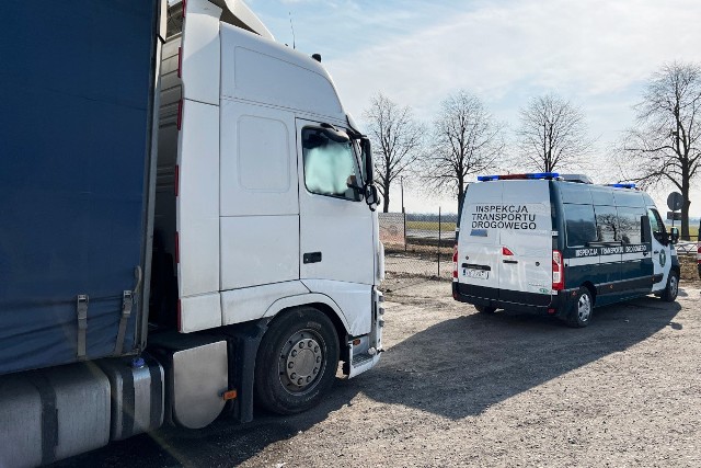 Jeden z kierowców tłumaczył, że jest tylko pasażerem. Analiza czasu jazdy ciężarówki wykazała, że to nieprawda. Mężczyzna podający się za pasażera również siadał za kierownicą wielotonowego pojazdu. Kontrola inspektorów świętokrzyskiej Inspekcji Transportu Drogowego zakończyła się czasowym zatrzymaniem prawa jazdy i ukaraniem obu mężczyzn mandatami karnymi.