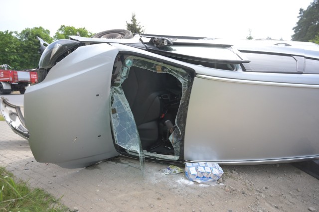 Zderzenie dwóch samochodów w Piaskach pod Grudziądzem. Jedna osoba trafiła do szpitala