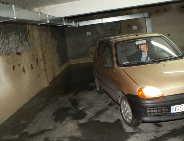 Pani Janina, mieszkanka bloku przy ul. Frąckowskiego 15, parkuje w zalanym podziemnym garażu. 