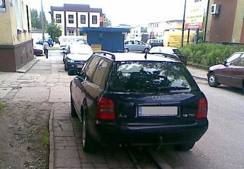 Zastawiony autami chodnik przy ul. Piotra Skargi.