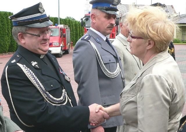 Kapelan buskich strażaków, ksiądz Tadeusz Szlachta, otrzymał z rąk wojewody Bożentyny Pałki-Koruby  Srebrną Odznakę "Za Zasługi dla Ochrony Przeciwpożarowej".