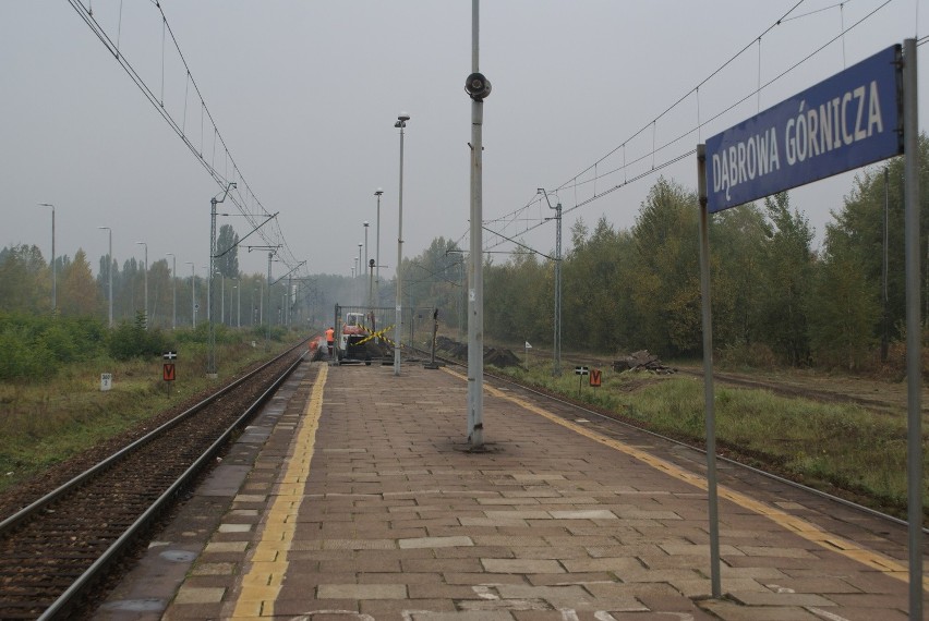 Trwa remont peronu na stacji kolejowej w centrum Dąbrowy...