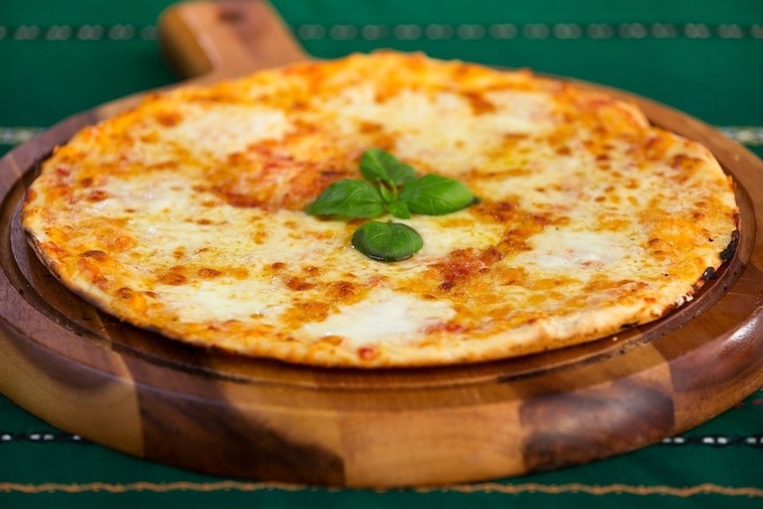 8. Restauracja Barzza serwuje włoską pizze....