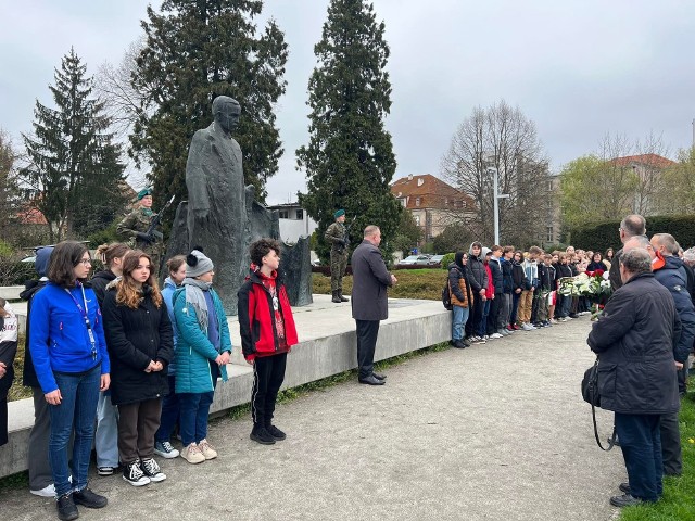 Spotkanie pod pomnikiem Korfantego we Wrocławiu w rocznicę jego urodzin.