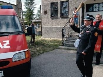 Nowy pojazd święcił także wiceprezes wojewódzki OSP Lesław Zięba Fot. Zbigniew Wojtiuk