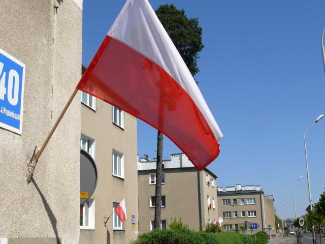 Flagi na budynkach przy ulicy Popiełuszki w Stalowej Woli.