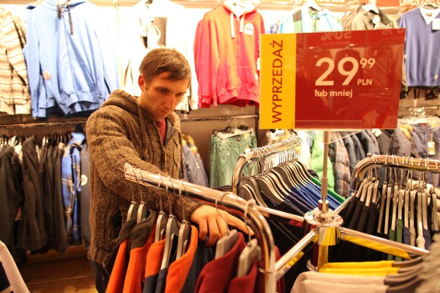 Daniel Broj wymienił wczoraj kupiony przed świętami sweter i przy okazji przejrzał wieszaki z „przeceną” w jednym ze sklepów w CH Turawa Park.