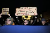 "No to Putin! No to war!". Na placu Mickiewicza w Poznaniu odbyła się manifestacja poparcia dla Ukrainy. Zobacz zdjęcia