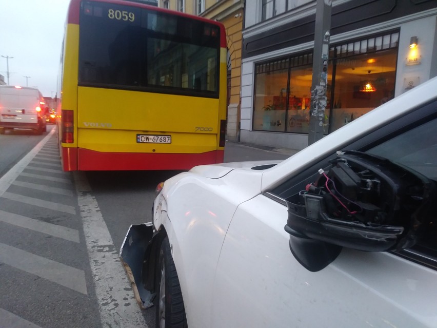 Według relacji kierowcy autobusu, młoda kobieta kierująca...