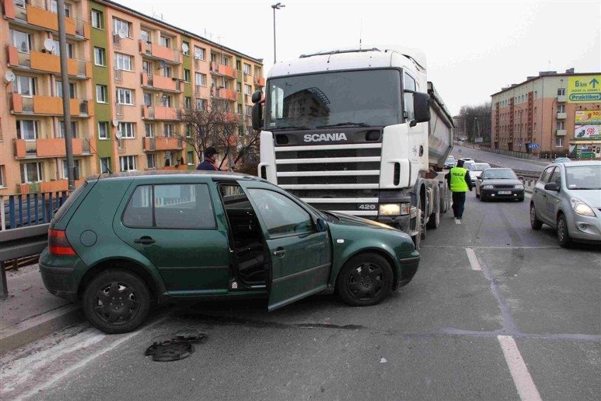 Kolizja ciężarówki z volkswagenem na estakadzie w Opolu