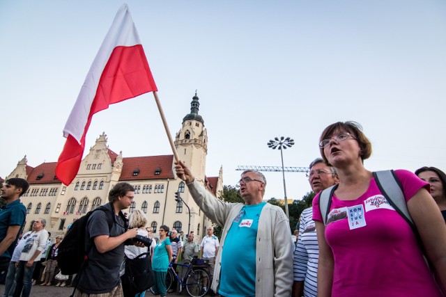 15.08.2017 bydgoszcz pomnik kazimierza wielkiego protest w swieto wojska polskiego. radoslaw sikorski. fot: tomasz czachorowski/polska press