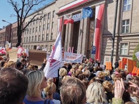 Lubuski oddział ZNP 23 kwietnia zorganizował wyjazd do Warszawy, gdzie pod siedzibą Ministerstwa Edukacji Narodowej strajkowali nauczyciele z całego kraju.