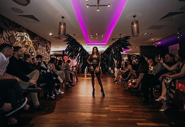 Modelki ze skrzydłami i w bieliźnie projektu radomianki Diany Walkiewicz podczas pokazu w warszawskim hotelu.
