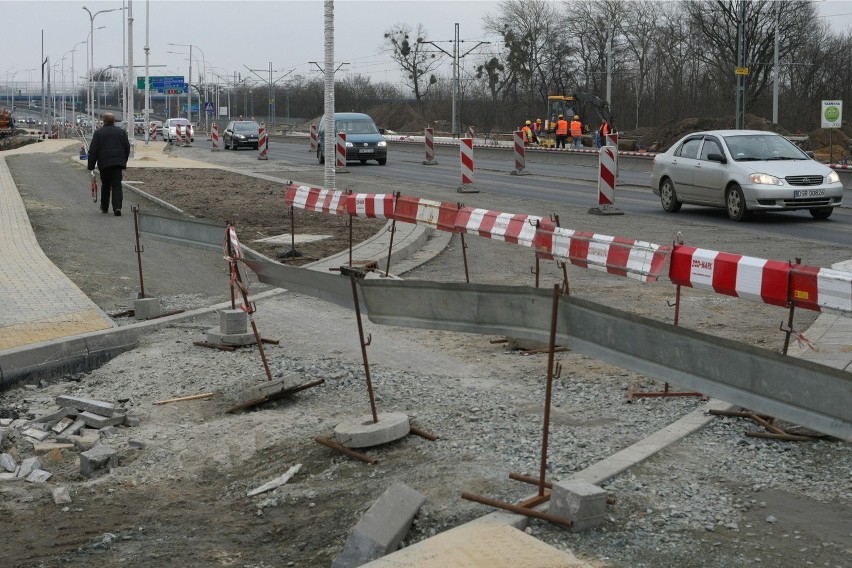 Drogowcy zapewniają, że prace na Kosmonautów idą zgodnie z...