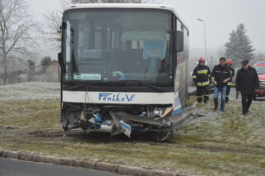 Autobus zjeżdżając na pas zieleni, przełamał barierki i...