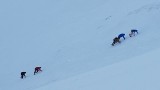 Tatry. W lekkich butach sportowych weszli zimą na Przełęcz pod Kopą Kondracką [ZDJĘCIA]