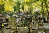 Miejsce na cmentarzu też ma swoją cenę. Całkiem przyziemna sprawa, obok krzyża wezwanie do zapłaty 
