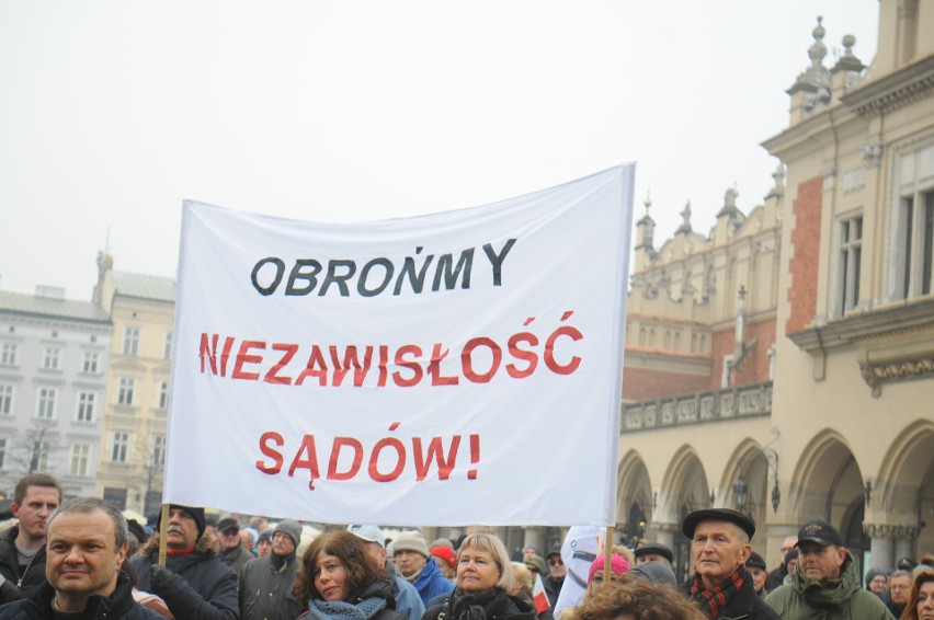 Kraków. Protest KOD-u przeciw reformie sądownictwa [ZDJĘCIA, WIDEO]