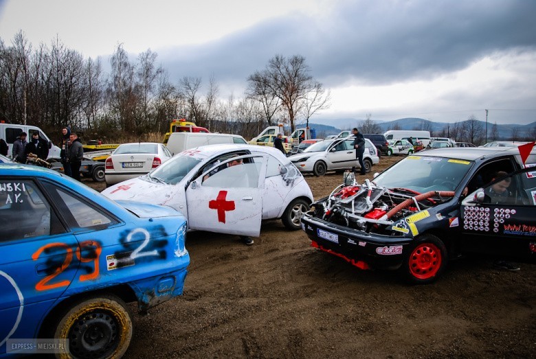 Wrack Race Pilce 2018. Dolnośląski rajd wraków i mnóstwo zabawy [ZDJĘCIA]