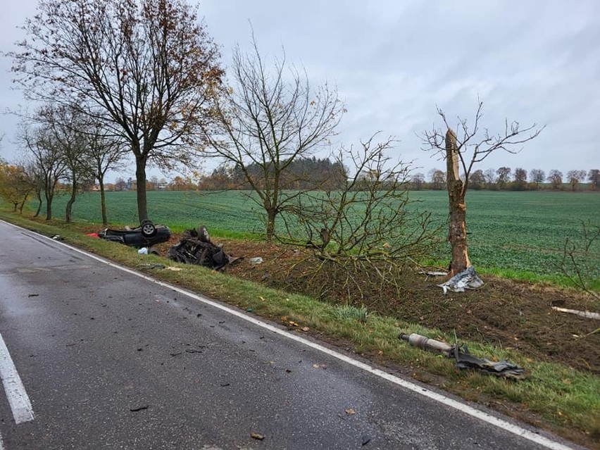 Ruda. Wypadek śmiertelny na DK63. Nie żyje kierowca osobówki. Droga była zablokowana przez kilka godzin [ZDJĘCIA]