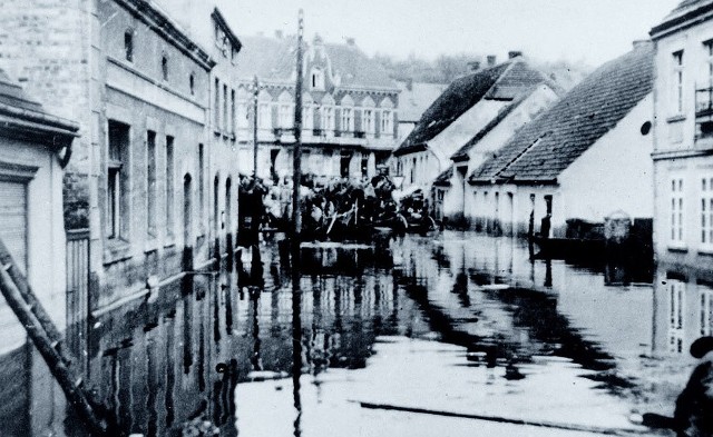 Tak w marcu 1940 roku wysoko sięgała woda w Cedyni. Na zdjęciu dzisiejsza ulica Świerczewskiego z pocztą przy ul Żymierskiego w tle.