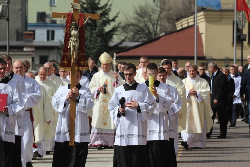 Tablicę pamiątkową ku czci ofiar katastrofy smoleńskiej...