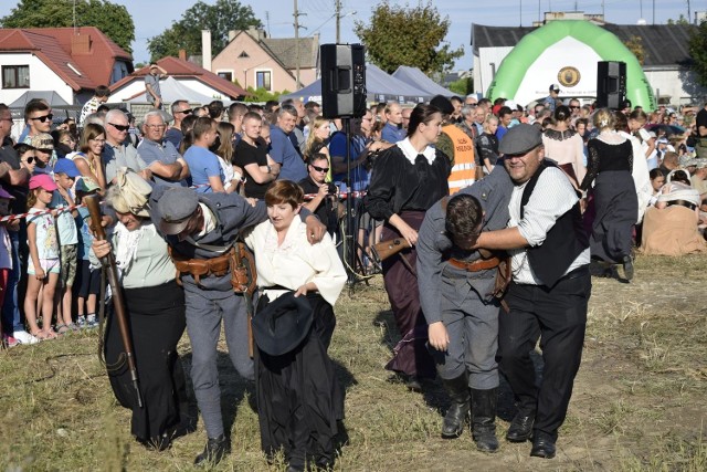 Na placu w pobliżu tworzonego skierniewickiego muzeum odbyła się rekonstrukcja historyczna z I wojny światowej z podskierniewickimi epizodami. Wzięło w niej udział kilkudziesięciu rekonstruktorów i rekonstruktorek z całej Polski.