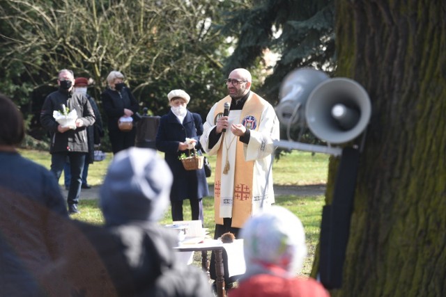 Święcenie pokarmów w Wielką Sobotę to jeden z wielkanocnych zwyczajów. W tym roku jednak wygląda nieco inaczej niż zwykle. Wszystko z powodu pandemii koronawiursa. Zobaczcie kolejne zdjęcia!W galerii prezentujemy zdjęcia ze święconki w kościele Matki Boskiej Zwycięskiej oraz z kościoła św. Antoniego na Wrzosach.Czytaj dalej. Przesuwaj zdjęcia w prawo - naciśnij strzałkę lub przycisk NASTĘPNE