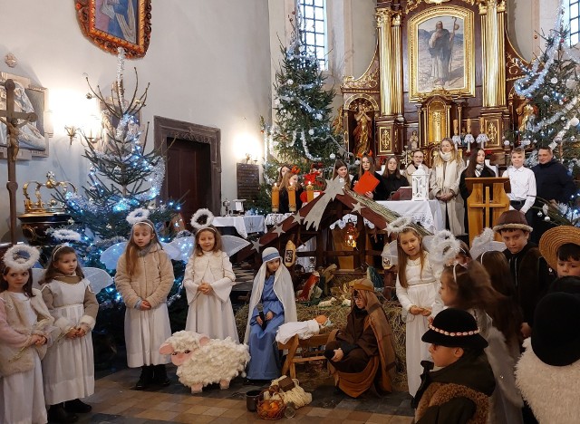 Jezusek, pastuszkowie, aniołki. W Sędziejowicach dzieci przygotowały wspaniałe jasełka. >>>ZOBACZ WIĘCEJ NA KOLEJNYCH SLAJDACH