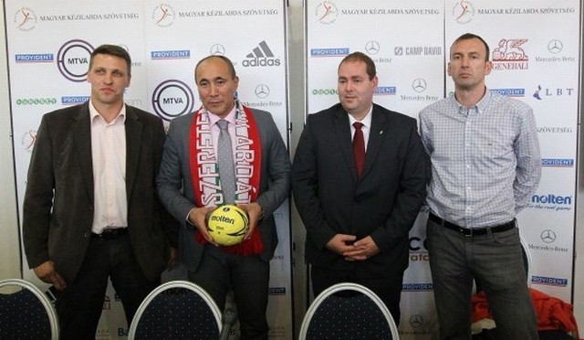 Tałant Dujszebajew podczas konferencji prasowej Węgierskiej Federacji Piłki Ręcznej.