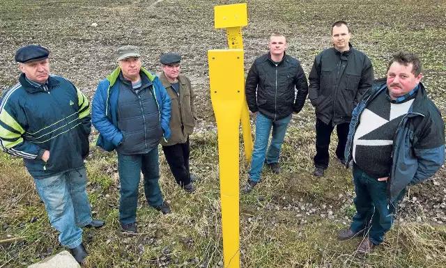 Rolnicy z gminy Biesiekierz zabrali nas na swoje pola, przez które biegnie gazociąg. Żółte słupy wbite co kilkadziesiąt metrów pokazują w którym miejscu został on położony.  - Czy ktoś w końcu nam za to zapłaci? - pytają