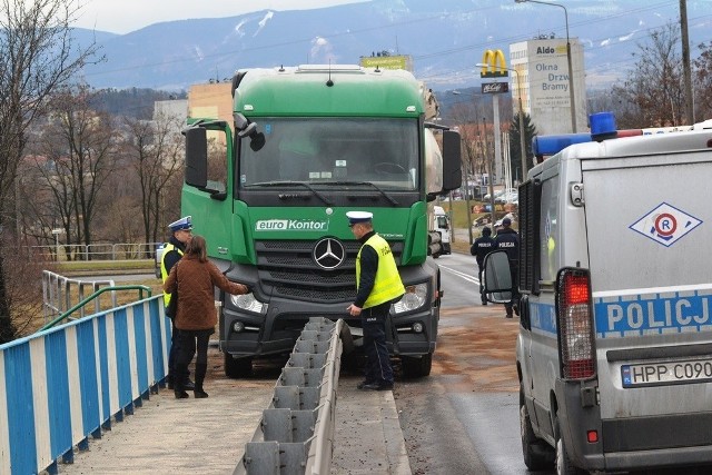 Wypadek na ulicy Katowickiej w Cieszynie, nie żyje kierowca ciężarówki
