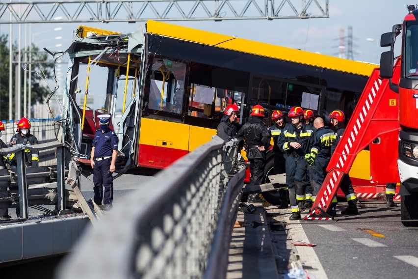 Wypadek miejskiego autobusu w Warszawie.