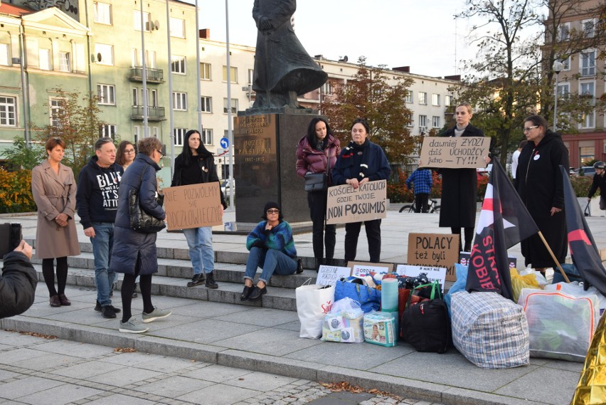 Protest w sprawie migrantów w Częstochowie. Zbierano dary...
