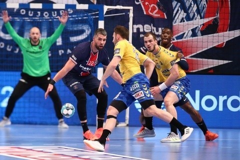 Po bardzo słabej grze piłkarze ręczni Łomża Vive Kielce przegrali wyjazdowy mecz Ligi Mistrzów z francuskim PSG Handball 26:37. Była to najwyższa porażka kieleckiego zespołu w siedmioletniej kadencji trenera Talanta Dujszebajewa. Niewielu było zawodników, którzy w tym spotkaniu zaliczyli jakieś plusy. Zobaczcie, jak oceniliśmy zawodników Łomża Vive Kielce za to spotkanie w skali 1-10. >>>>>>>>>>>>Zobacz kolejne zdjęcia. Przesuwaj zdjęcia w prawo - naciśnij strzałkę lub przycisk NASTĘPNE WAKACJE PIŁKARZY RĘCZNYCH ŁOMŻA VIVE KIELCE: PIĘKNE KOBIETY, NARTY WODNE, KONIE, MAJORKA, ISLANDIA… [zdjęcia] [B]POLECAMY RÓWNIEŻ:[/B][tabela][tr][td sz=300]IGOR KARACIĆ SIĘ ZARĘCZYŁ. ZOBACZ JEGO PIĘKNĄ WYBRANKĘ[/td][td sz=300]PIĘKNOŚĆ Z UKRAINY. ZOBACZ PARTNERKĘ ARTIOMA KARALIOKA[/td][/tr][td]BYŁY ZAWODNIK VIVE KIELCE JEST CZOŁOWYM POKERZYSTĄ ŚWIATA. WYGRYWA MILIONY DOLARÓW