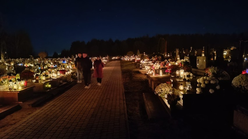 Cmentarz w Kazanowie pod osłoną nocy prezentował się...