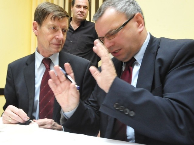 Prezydent Opola Ryszard Zembaczyński i marszałek województwa Józef Sebesta w sztabie PO.