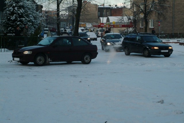 Kierowca samochodu z lewej nie mógł skręcić z ulicy Słowackiego w ulicę Reja. Koła kręciły się w miejscu, auto nie chciało jechać po oblodzonej nawierzchni.