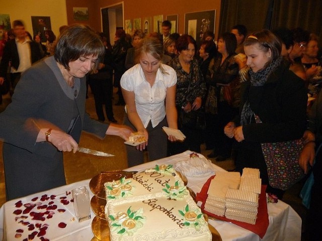 Jubileuszowym tortem częstowała dyrektor Wiesława Kulińska