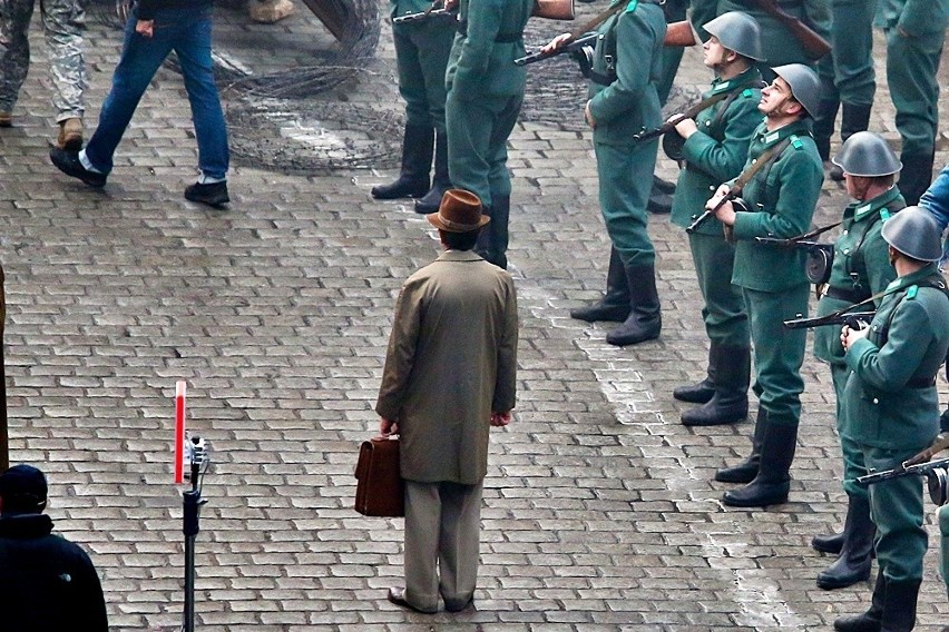 Steven Spielberg już Wrocławiu. Na Mierniczej strefa zamknięta. Kręcą film (ZDJĘCIA)