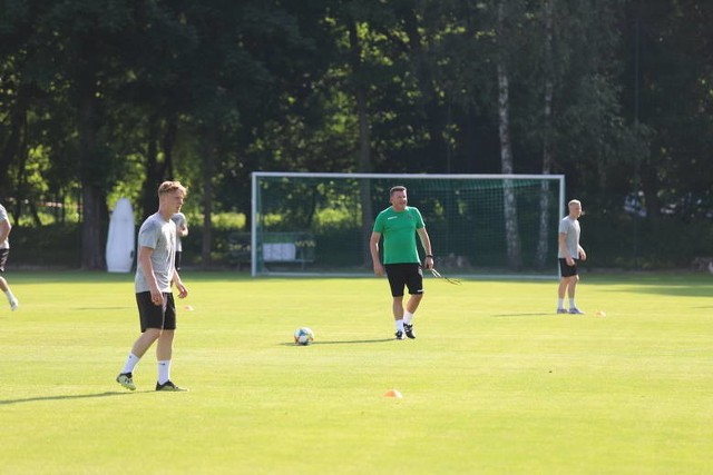 Trener Rafał Górak wprowadził w GKS Katowice jasne zasady i twardo je respektuje.