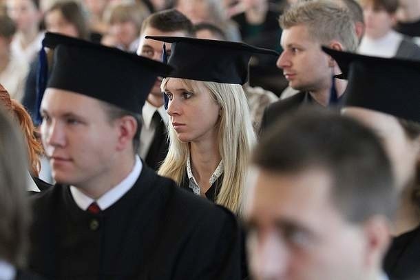 Podczas uroczystości najlepszym absolwentom uczelni wręczono dyplomy.