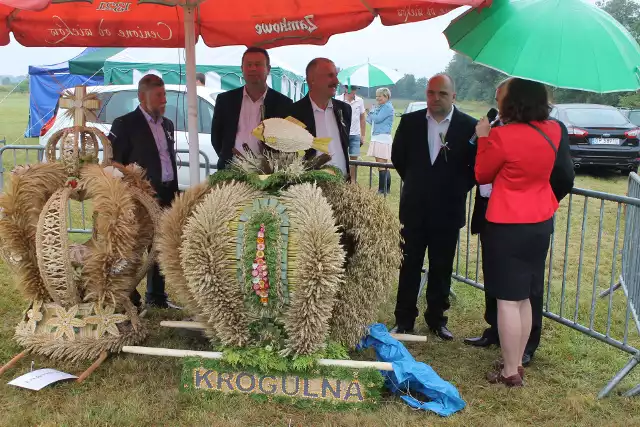 Pogoda rolników nie rozpieszcza. Wiosną było zbyt sucho, a w niedzielę, kiedy można było świętować, zabawę mocno utrudniał deszcz i korony dożynkowe trzeba było chronić pod parasolami.