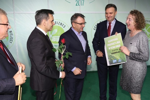 Lucynie Kaczmarzyk gratulowali członek zarządu województwa Piotr Żołądek i Jacek Kowalczyk, dyrektor z Urzędu Marszałkowskiego.