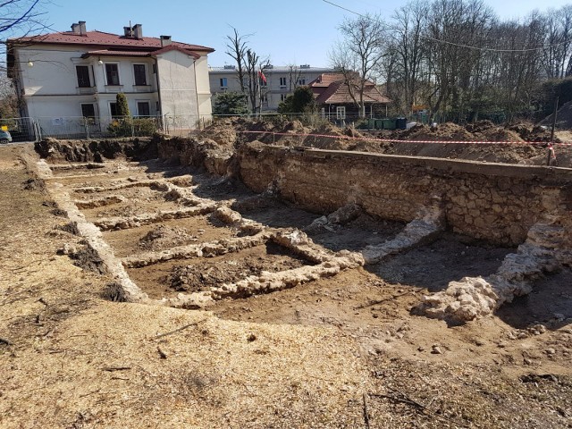 Wykopy pod budowę hali sportowej przy LO w Krzeszowicach doprowadziły do odkrycia  prawdopodobnie pozostałości domk&oacute;w gościnnych sprzed wiek&oacute;w