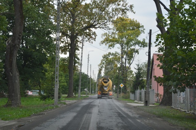 Drogą między Dobrzeniem a Brzeziem (na zdjęciu) jeździ codziennie mnóstwo ciężarówek.  Z tego powodu dzieci z Brzezia potrzebują bezpiecznego transportu do szkół w Dobrzeniu Wielkim. Taka komunikacja ma ruszyć po feriach zimowych - są na to pieniądze w tegorocznym budżecie.