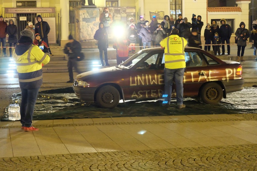 Pracownik wyposażony w sprzęt pierwszej pomocy ruszył do...