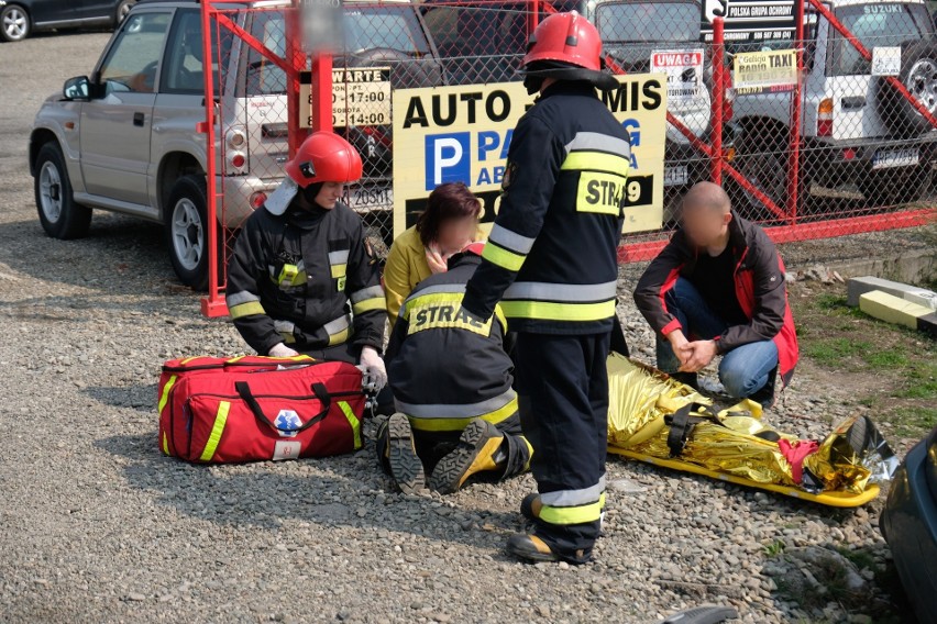 Policjanci pracują na drodze krajowej nr 28 w Hurku pod...