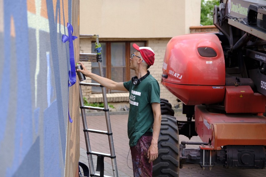 Na Chełmińskim Przedmieściu powstaje ciekawy mural. Zobaczcie zdjęcia